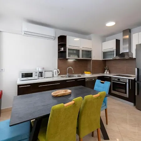 Luka 3 Apartment